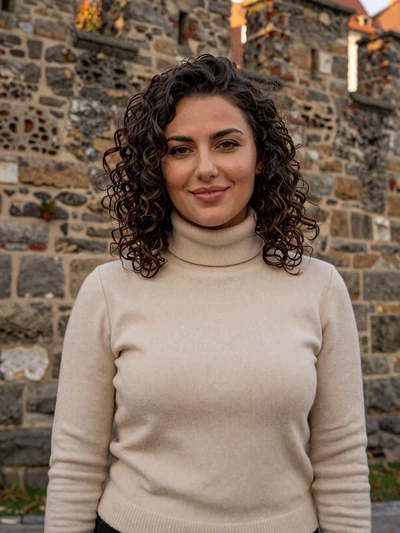 Elena, 33, Romanian woman from Brasov with curly brown hair seeking relationship online